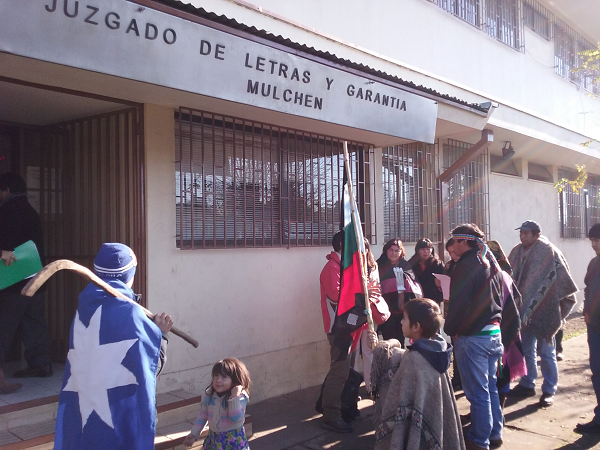 Miembros de la comunidad acudieron al tribunal donde resultaron absueltos los cuatro comuneros .
