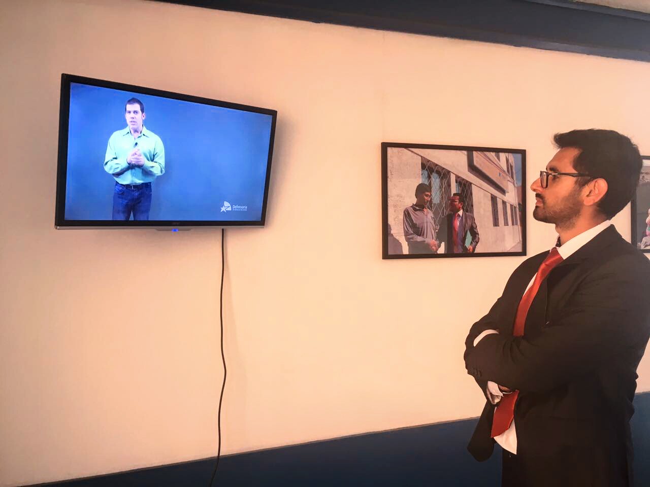 El defensor p&uacute;blico Nicol&aacute;s Ar&eacute;valo obsevando las c&aacute;psulas audiovisuales sobre los derechos de los imputados.