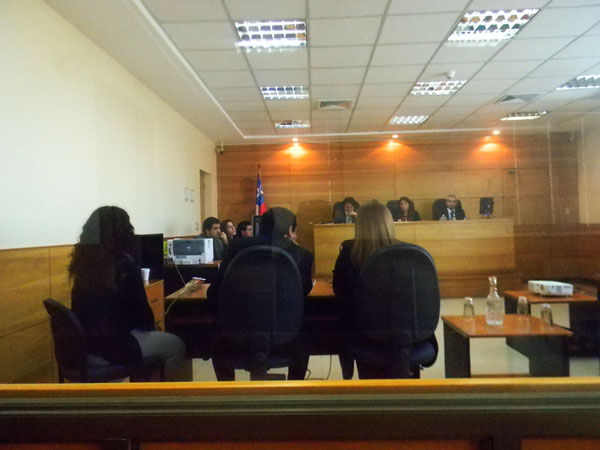 Karina Sep&uacute;lveda (izquierda) cuida de sus tres hijos y acaba de postular al subsidio habitacional, explicaron sus defensores p&uacute;blicos.