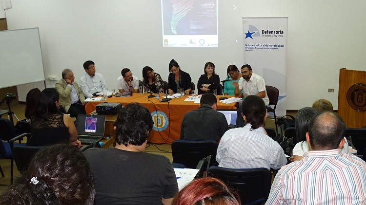 Ignacio Barrientos , jefe de Estudios de la Defensor&iacute;a Regional de Antofagasta, en el foro debate sobre migracion.