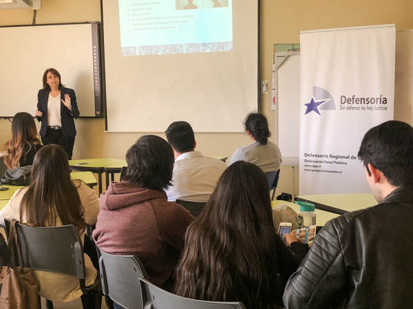 La Defensora Regional convers&oacute; con m&aacute;s de 30 estudiantes universitarios de primer a&ntilde;o de derecho. 
