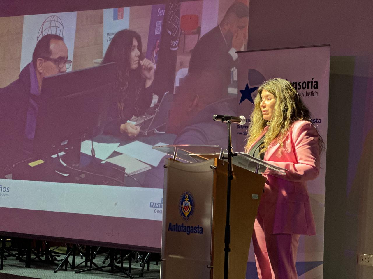 La Defensora Regional (s) de Antofagasta, Claudia Nievas, durante su exposici&oacute;n.