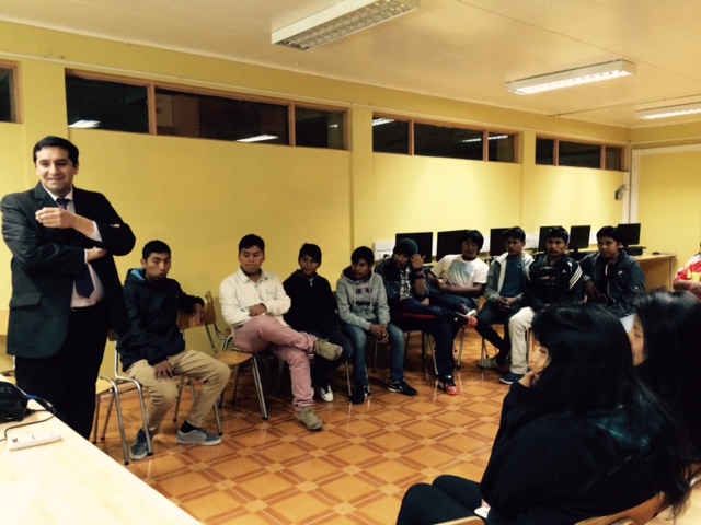 El defensor p&uacute;blico Hernan D&iacute;az encabez&oacute; la charla para los j&oacute;venes del liceo.