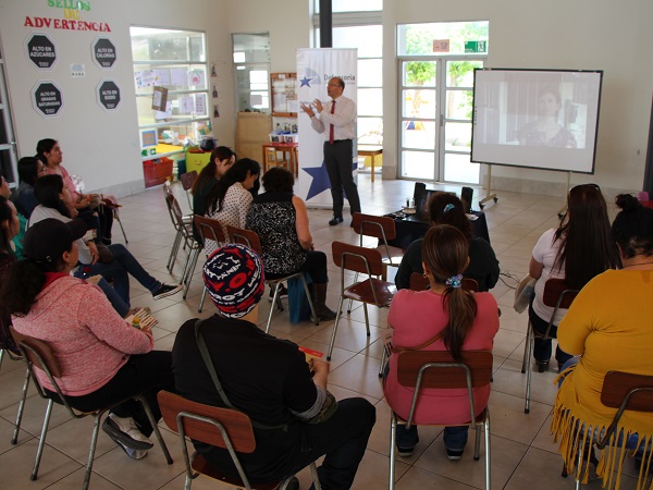 El Defensor Regional del Biob&iacute;o, Osvaldo Pizarro, fue muy did&aacute;ctico para explicar el proyecto a los padres, quienes participaron activamente.