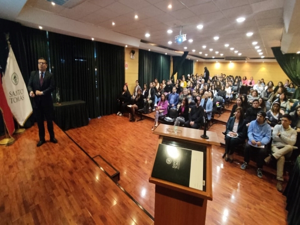 Una escena de la conferencia del Defensor Regional de Tarapac&aacute; ante el p&uacute;blico universitario.