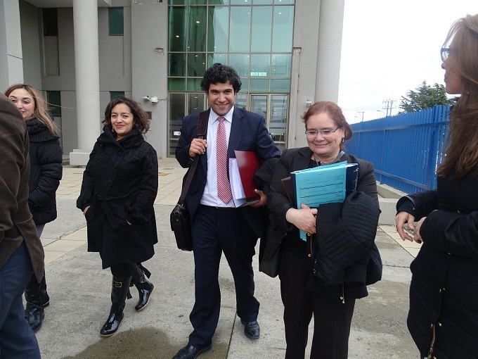 El abogado Ricardo C&aacute;rdenas junto a la jefa de Estudios de la Defensor&iacute;a Regional, Ver&oacute;nica Reyes, a la salida del tribunal.