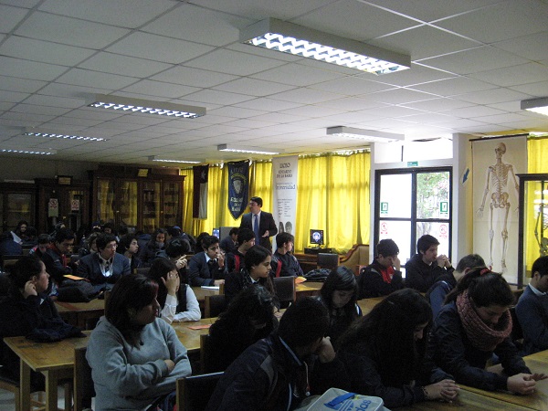 Los alumnos del Liceo Eduardo de la Barra de Valpara&iacute;so se mostraron interesados en conocer sus derechos y deberes.