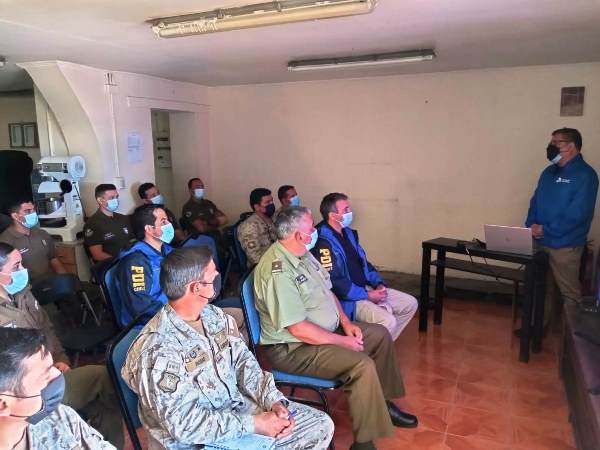 El Defensor Regional de Tarapac&aacute; durante su exposici&oacute;n ante polic&iacute;as y militares.