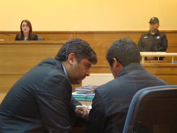 El defensor p&uacute;blico Irving Rodriguez le explic&oacute; al imputado las etapas de la audiencia.