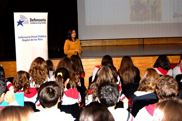 Alrededor de 90 alumnos participaron en la actividad, que se realiz&oacute; en el auditorio del colegio.