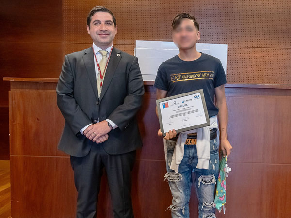 En la imagen, A.F. -uno de los seis j&oacute;venes egresados del TTD- aparece junto al abogado Joaqu&iacute;n M&uuml;ller, de la Defensor&iacute;a.