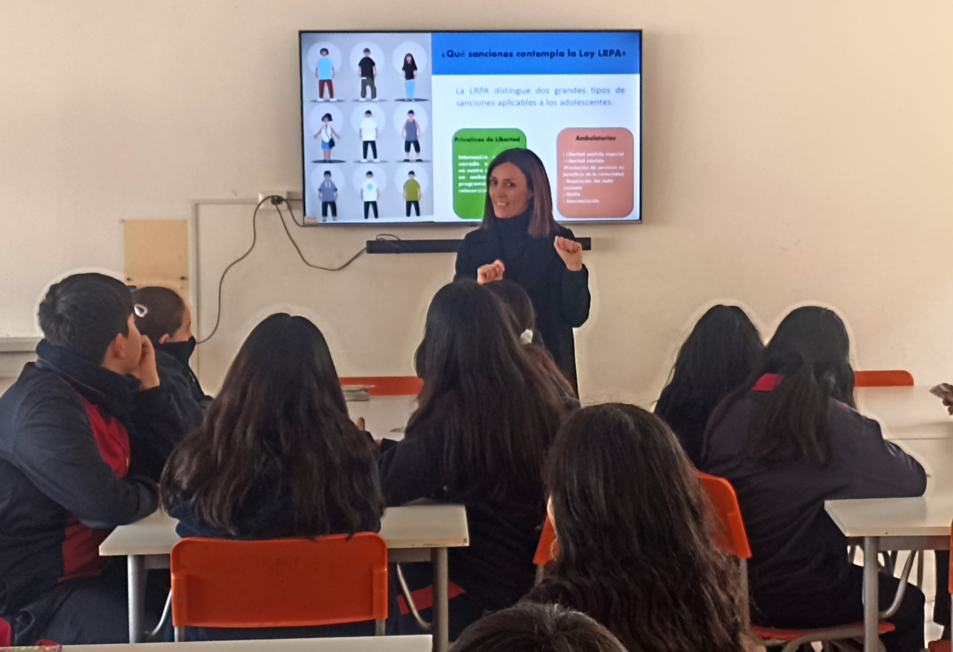 Estudiantes de s&eacute;ptimos y octavos b&aacute;sicos del establecimiento participaron en la charla.