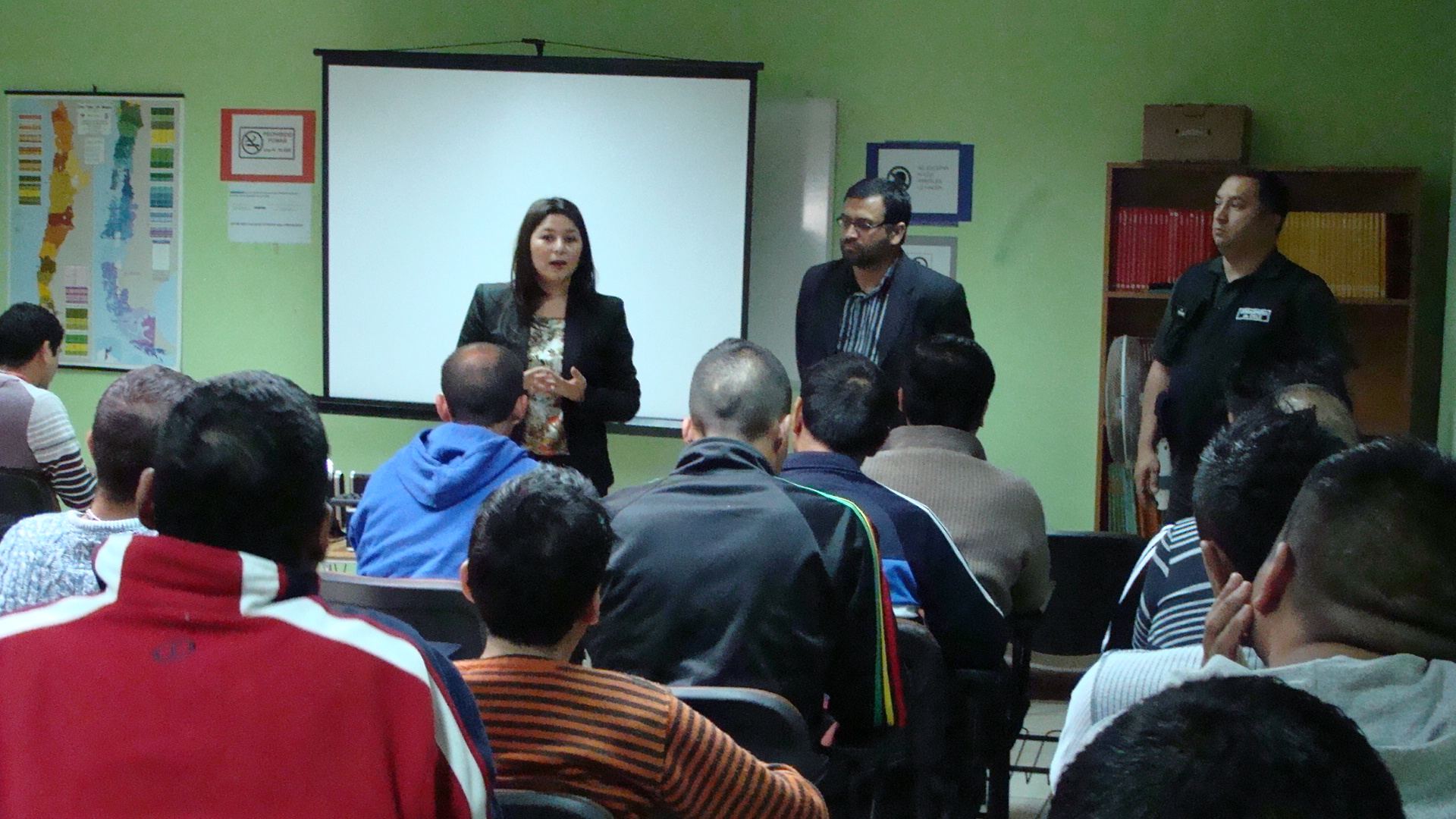 La Defensora Regional, el jefe (S) de Estudios y la encargada regional de la UAGD desarrollaron el di&aacute;logo participativo.