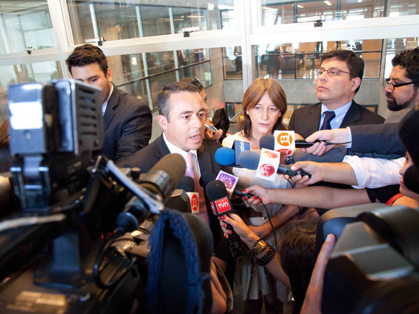 Tras ser sobrese&iacute;da, Ana Mar&iacute;a G&oacute;mez (al centro) habl&oacute; con la prensa junto a sus defensores p&uacute;blicos, Mario Palma y Gabriel Carri&oacute;n.