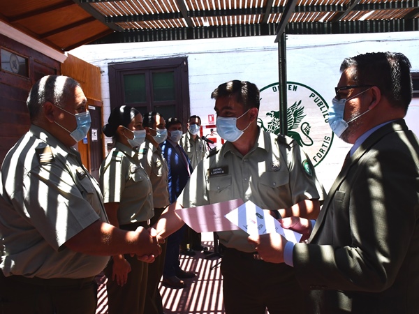 Una escena de la ceremonia de finalizaci&oacute;n de la academia para Carabineros en Tarapac&aacute;.