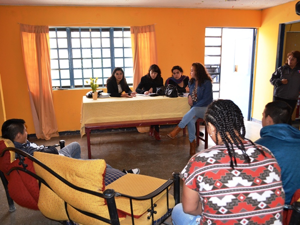 Los tres j&oacute;venes del CIP en di&aacute;logo directo con los profesionales de la Defensor&iacute;a.