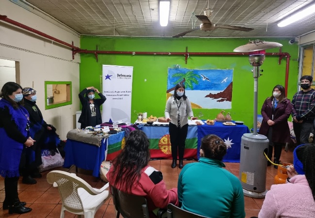 Viviana Castel, jefa de Estudios Regional da la bienvenida al equipo presente en la actividad y refuerza la importancia de una defensa especializada