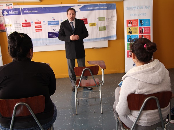 Por  casi una hora el Jefe de la Unidad de Estudios respondi&oacute; las consultas de las mujeres imputadas. 