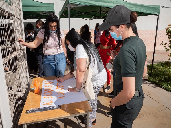 Parte del trabajo realizado por las mujeres internas del CPF de San Miguel para dar cuenta de sus demandas.