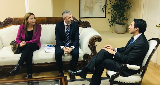 El Defensor Regional y la jefa (S) de Estudios informaron el quehacer institucional al nuevo intendente, Patricio Urquieta. 