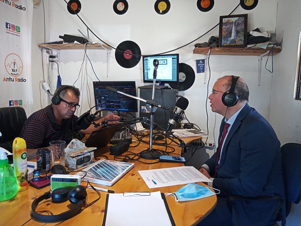 El Defensor Regional, Osvaldo Pizarro, durante la entrevista interactiva realizada en AntuRadio, en la comuna de Antuco, provincia de Biob&iacute;o. 