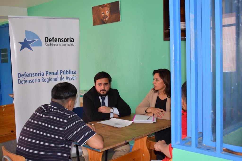Israel Villavicencio, defensor juvenil, y Orietta Rodr&iacute;guez, trabajadora social, se reunieron con los adolescentes recluidos.