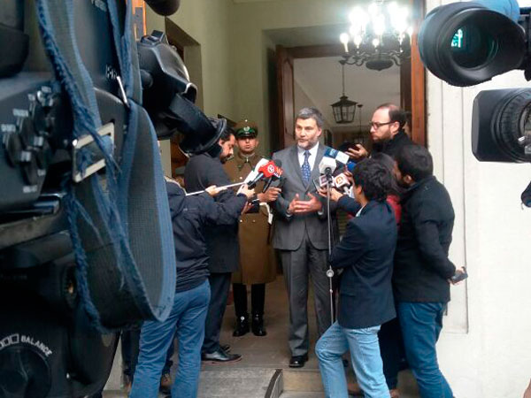El Defensor Nacional, Andr&eacute;s Mahnke, convers&oacute; con la prensa al concluir su reuni&oacute;n con el subsecretario del Interior.