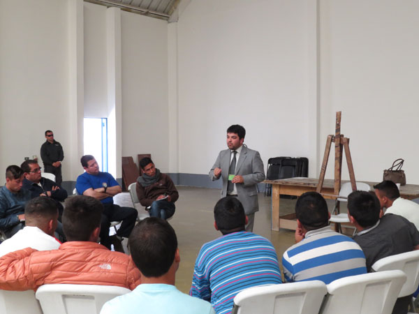 Los internos escucharon atentos la exposici&oacute;n del defensor penitenciario, para luego hacer sus consultas sobre los temas tratados.