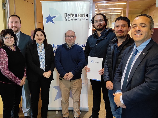 Profesionales de la Defensor&iacute;a y dirigentes del Movilh participaron en la breve ceremonia.