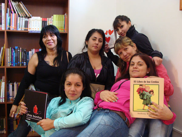 Edith Tobar, Giselle Zurita, Rosa Mu&ntilde;oz, Raquel Pizarro, Isabel Orellana y B&aacute;rbara Pav&eacute;z &aacute;hora comparten celda y el gusto por los libros.
