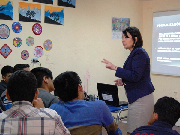 La defensora juvenil en plena exposici&oacute;n ante los atentos j&oacute;venes del CIP de Iquique.