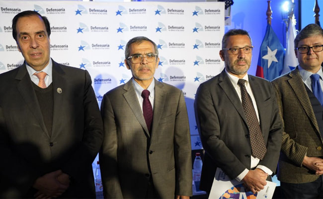 El rector de la universidad Finis Terrae, el ministro de Justicia y Derechos Humanos, el Defensor Nacional y el decano de Derecho. 