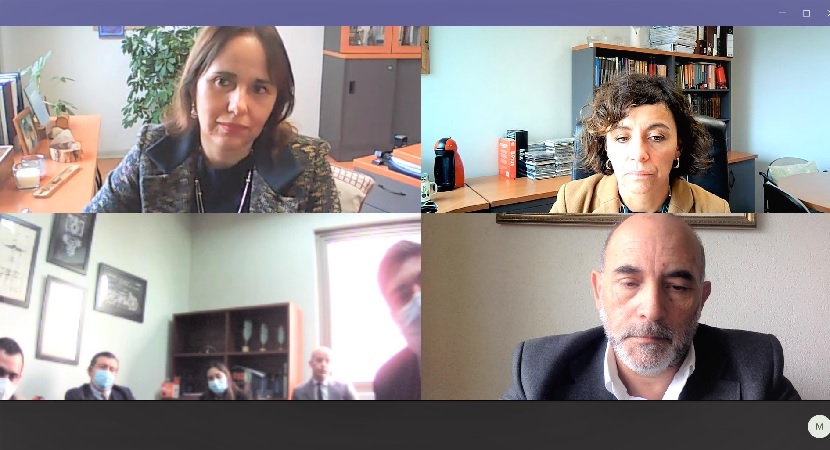 M&aacute;s de dos horas dur&oacute; el conversatorio con los abogados de Carabineros, la PDI y el Ej&eacute;rcito.. 