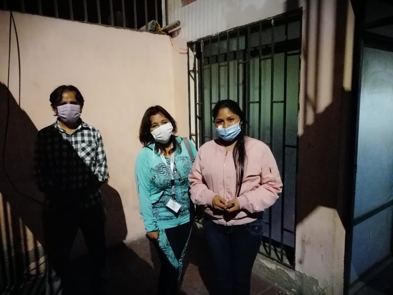 Jeannette G. (a la derecha), junto a In&eacute;s Flores, al llegar al albergue temporal ofrecido por la comunidad aymara.