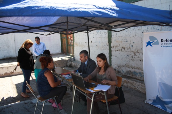 El Defensor Regional de Atacama, Ra&uacute;l Palma Olivares, y la asistente social Yasna Contreras atienden las consultas de interna del CCP de Copiap&oacute;.