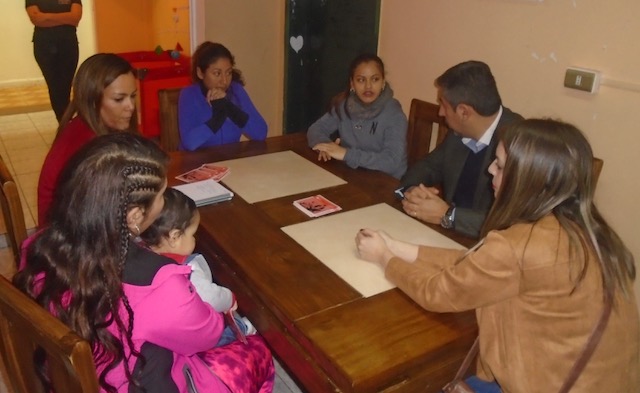 El equipo de la Defensor&iacute;a Regional de Atacama conversa con las mujeres de la secci&oacute;n lactantes del CCP de Copiap&oacute;.