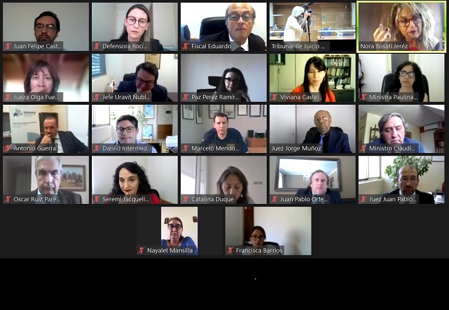 La defensora penal p&uacute;blica Roc&iacute;o Burgu&eacute;s fue parte del equipo que realiz&oacute; la simulaci&oacute;n de audiencia antes de que empiece a regir la Ley N&deg; 21.057.