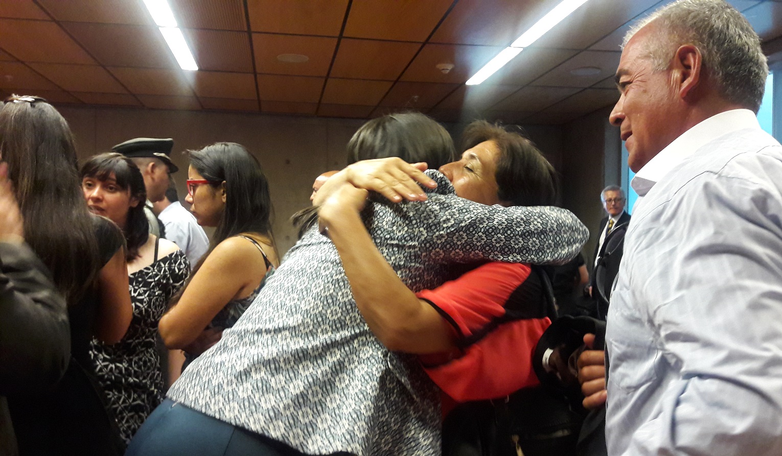 La madre de Mar&iacute;a Paz Vera abraza a Irka Contreras, defensora de su hija. Al lado, Natalia Alvarado conversa con su defensora, Patricia Alvarado