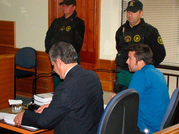 Emilio Berkhoff (en la imagen captado junto a su defensor p&uacute;blico en la Corte de Apelaciones de Concepci&oacute;n) seguir&aacute; con arresto domiciliario.