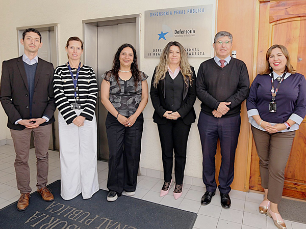 Las y los profesionales de ambos equipos regionales tras la reuni&oacute;n de coordinaci&oacute;n.
