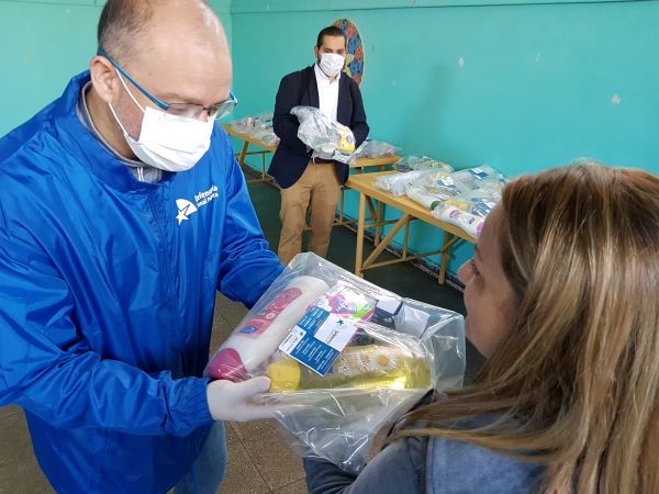 En el complejo penitenciario de Concepci&oacute;n se inici&oacute; la entrega de las 'bolsas solidarias' adquiridas con el aporte de funcionarios y colaboradores.