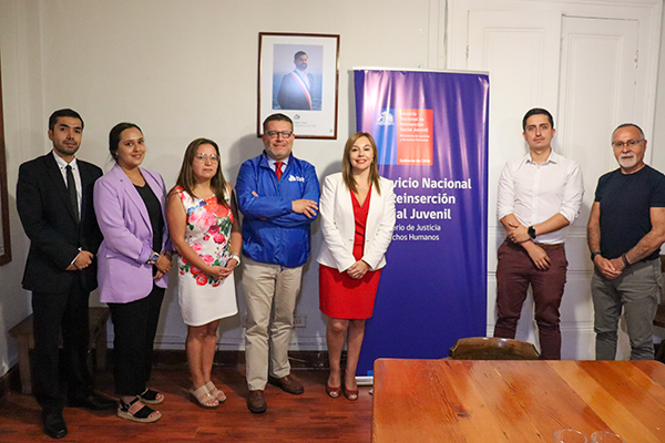 Defensor Regional junto a directora regional y equipo de profesionales del Servicio de Reinserci&oacute;n Social Juvenil