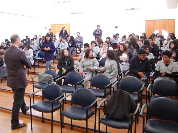Los estudiantes de ense&ntilde;anza media de Huara en la charla de la Defensor&iacute;a Regional de Tarapac&aacute;.