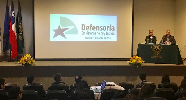 El Defensor Regional de Atacama, Ra&uacute;l Palma Olivares, se dirige al p&uacute;blico presente en  el congreso de estudiantes de derecho penal.