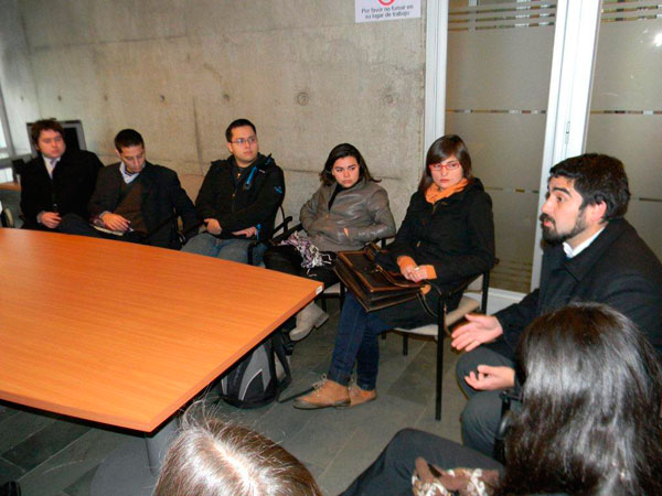 El defensor p&uacute;blico Rodrigo Castro durante la charla que ofreci&oacute; a los estudiantes de la Universidad Alberto Hurtado.