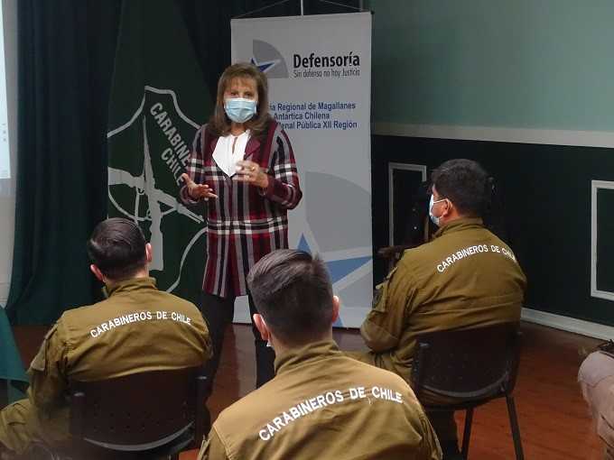 Los funcionarios de Carabineros valoraron el acercamiento entre la Defensor&iacute;a y la polic&iacute;a uniformada. 