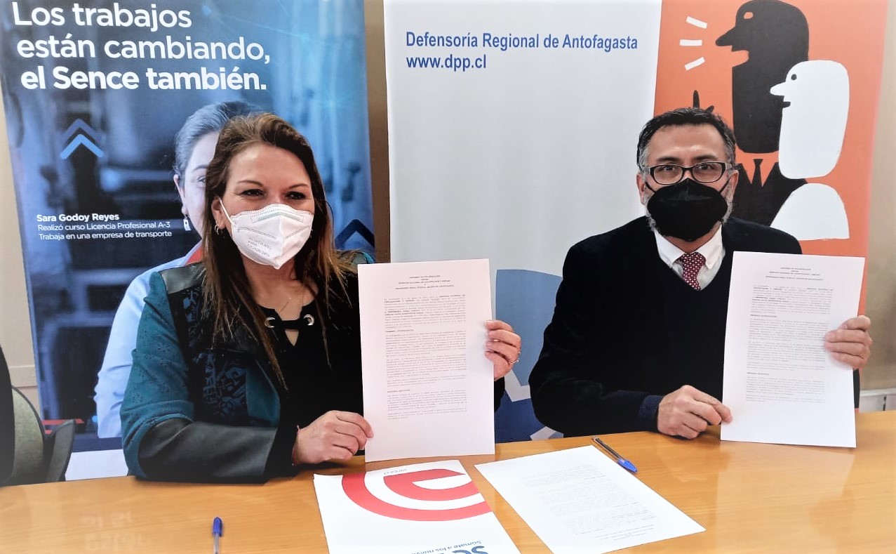 La directora regional de Sence, Claudia Meneses, y el Defensor Regional, Ignacio Barrientos, firmaron el convenio de colaboraci&oacute;n interinsticional.