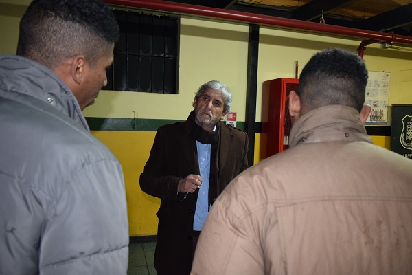El defensor local jefe de Linares, Marco Caballero, se reuni&oacute; con inmigrantes privados de libertad en la c&aacute;rcel de esa ciudad.