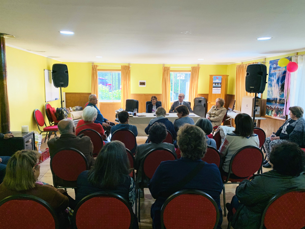 El Defensor Regional de La Araucan&iacute;a durante la reuni&oacute;n con los adultos mayores de Villarrica.
