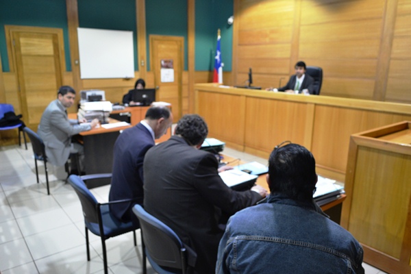 Los defensores penales mapuche Jaime L&oacute;pez y Ricardo C&aacute;ceres en la primera audiencia de la sala especializada del tribunal de Temuco.